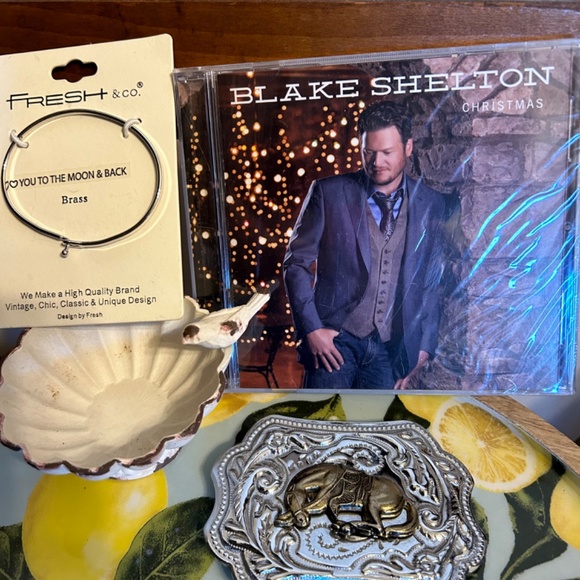 Country Set - Silvertone Belt Buckle, Silvertone Bracelet, Blake Shelton CD - Picture 1 of 4